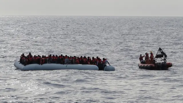 Лодка, переполненная мигрантами