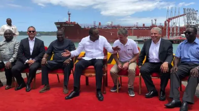 የኬንያው ፕሬዚደንት ከክብር እንግዶች በቀይ ምንጣፍ ሥነ ሥርዓት ላይ