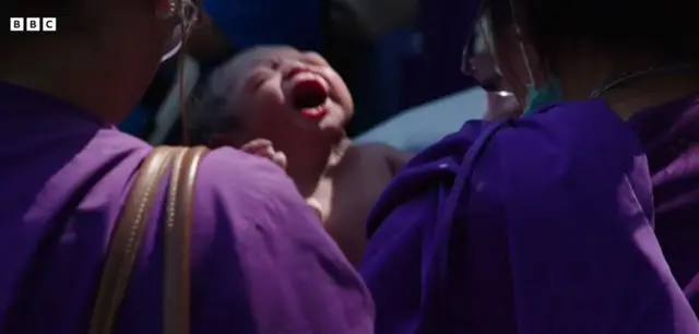 ভূমিকম্পের কারণে হাসপাতাল খালি করার পর ব্যাংককের রাস্তাতেই ভূমিষ্ঠ হয়েছে এক শিশু