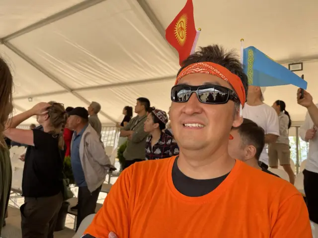 Изниктеги казак күйөрман. Бишкекте чоңойогонун айтып, эки тарапты тең сүрөдү. Башына эки желекчени тең кыстарып алган