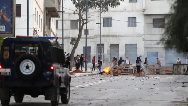 Gendarmes y manifestantes se enfrentan en las calles de Alhucemas