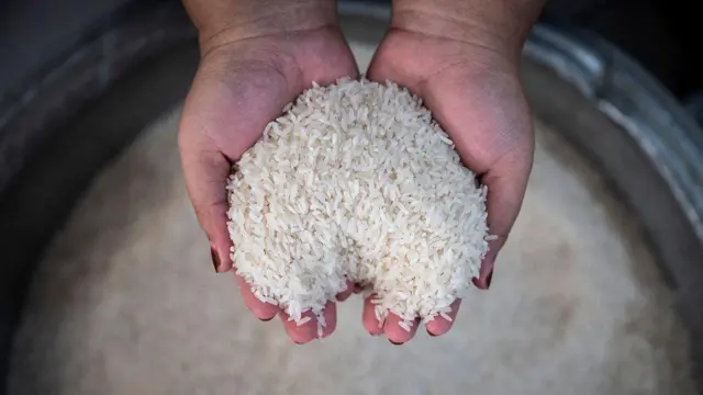 Badan Pusat Statistik (BPS) mencatat pada pekan ketiga Agustus 2025 harga beras naik di 200 kabupaten/kota, dengan rata-rata beras medium Rp14.005-Rp18.899 perkilogram dan beras premium Rp15.437-Rp20.709 perkilogram. Besaran harga itu melampaui harga eceran tertinggi (HET) yang ditetapkan Rp12.500-Rp13.500 per kilogram untuk beras medium dan Rp14.900-Rp15.800 kilogram untuk beras premium. 