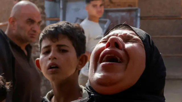 امرأة تبكي بحرقة خلال تشييع فلسطينيين قُتلوا في غارات إسرائيلية في خان يونس، في 3 مايو/أيار 2025