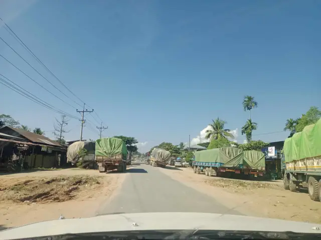 နန့်ယား စစ်ကောင်စီတပ်ဂိတ်မှာ ကားတွေ တန်းစီစောင့်ဆိုင်းနေပုံ