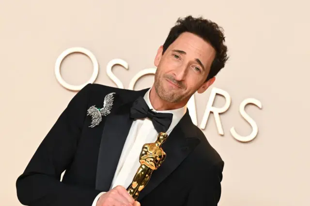 آدرین برودی با مجسمه طلایی اسکار