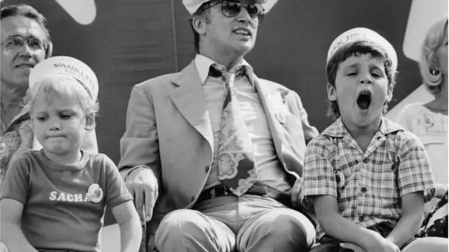 জাস্টিন ট্রুডো (ডান দিকে, হাই তুলছে) একটি রাজনৈতিক পরিবারে বড় হয়েছেন। তার বাবা ছিলেন কানাডার সাবেক প্রধানমন্ত্রী