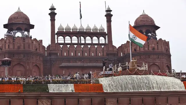 ஒவ்வொரு ஆண்டும் சுதந்திர தினத்தன்று பிரதமர் செங்கோட்டையில் கொடியேற்றுவார்