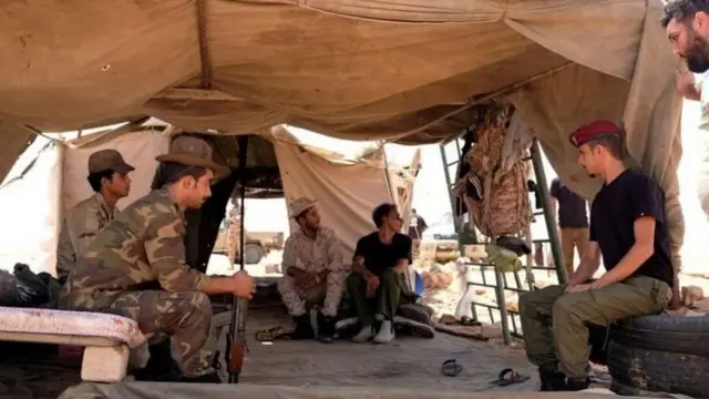 مقاتلون ليبيون في خيمة