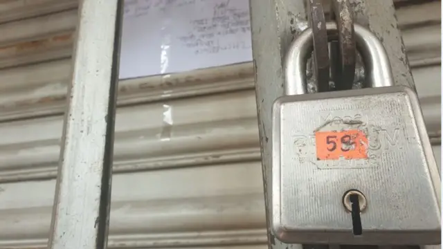 তালা ঝুলিয়ে দেয়া হয়।