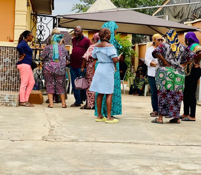 Awọn oṣere bii Bimbo Oshin, Ronke Odusanya, Dele Odule, ati bẹẹ bẹẹ lọ, lo wa nile Peju Ogunmola lati ba a kẹdun iku ọmọ rẹ