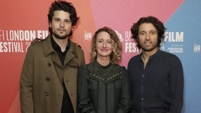 مديرة مهرجان لندن السينمائي تريشيا تاتل مع مخرج فيلم "مونوس" ومنتجه