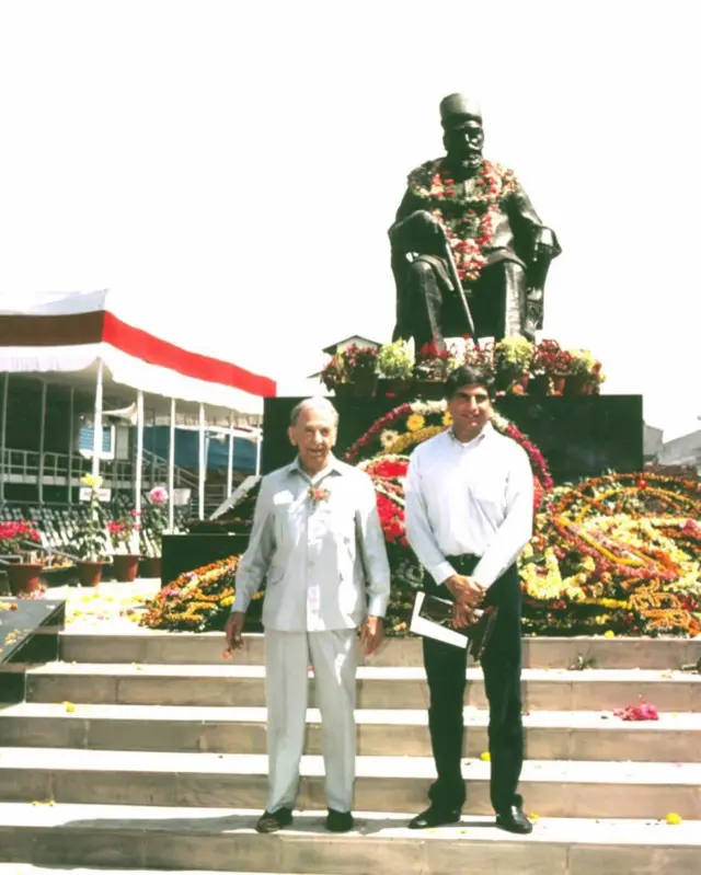 રતન તથા જેઆરડી પૃષ્ઠભૂમિમાં જમશેદજીની પ્રતિમા