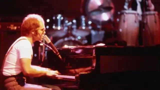 엘튼 존은 3억 장 넘는 음반을 팔며 수많은 히트곡을 남겼다