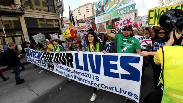 Взрыв негодования в интернете может привести к переменам в жизни общества (как, например, протесты в феврале и марте 2018 года, которые начались в соцсетях молодыми людьми из штата Флорида и распространились по всей стране)