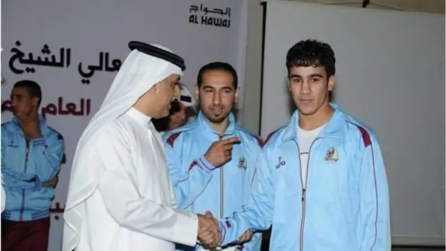 นายอัล อาไรบี (ขวา) จับมือกับซัลมาน บิน อิบรอฮิม อัลเคาะลีฟะฮ์ ซึ่งเป็นประธานสมาพันธ์ฟุตบอลเอเชียคนปัจจุบันและรองประธานฟีฟ่า และเป็นพระภาดา (ลูกพี่ลูกน้อง) ของกษัตริย์องค์ปัจจุบันของบาห์เรน