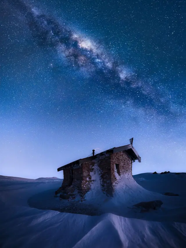 A Via Láctea sobre uma cabanabet fobservação no Monte Kosciuszko, na Austrália