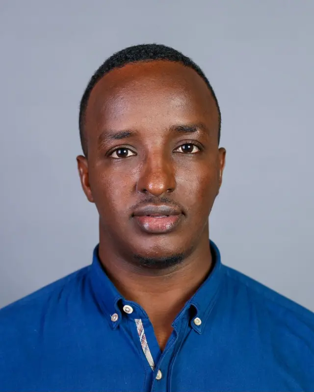 Xuseen oo ka ah bare cilmiga kombuutarka ka dhiga jaamacadda Jamhuuriya ee magaalada Muqdisho.