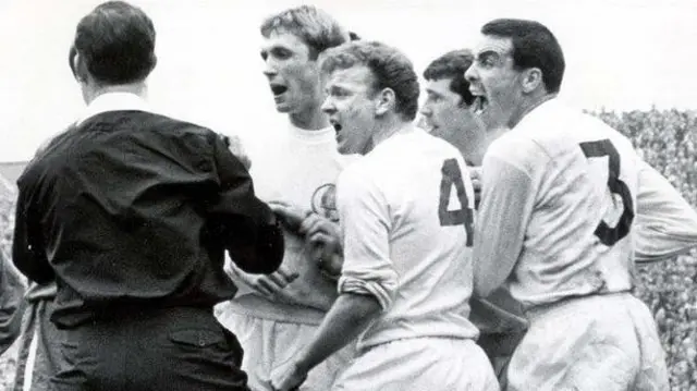 چلسی در نیمه نهایی جام حذفی ۱۹۶۷، لیدز را در شرایطی بحث برانگیز شکست داد.