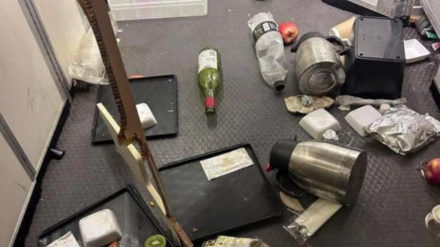 Bottles, jugs, fruits and oda tins wey fall during di turbulence