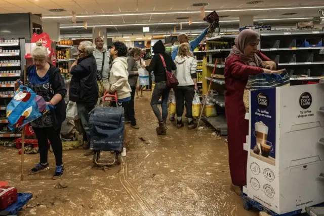 Halk ihtiyaçları için süpermarketlere girdi