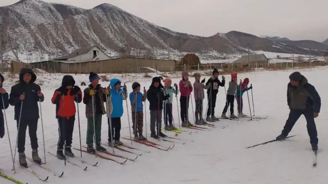 Мурат Искенов окуучулары менен. Оттук орто мектеби