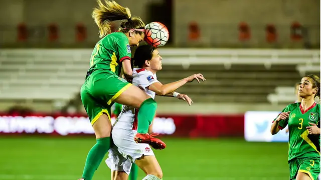 การโหม่งลูกฟุตบอล