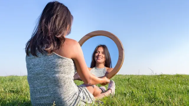Mujer viéndose al espejo