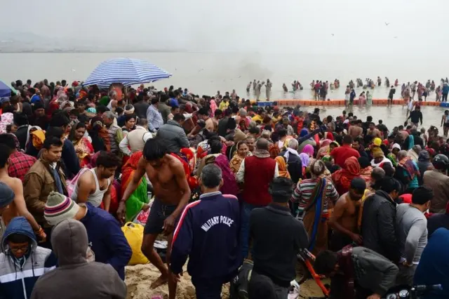 ผู้นับถือศาสนาฮินดูรวมตัวกันที่จุฬาตรีคูณ หรือ สังคม (Sangam) ซึ่งเป็นจุดที่แม่น้ำ 3 สายมารวมตัวกัน ได้แก่ แม่น้ำคงคา, ยมุนา และสรัสวดี เพื่อสวดขอพรพระอาทิตย์ระหว่างที่เกิดสุริยุปราคาบางส่วนในเมืองอัลลาฮาบัด ตามความเชื่อของศาสนาฮินดู การเกิดสุริยุปราคาจะเป็นอันตรายต่อเทพสุริยะ การช่วยพระองค์ เหล่าสาวกจะต้องลงไปแช่น้ำและทำพิธี