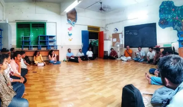 भेटणारे तरुण तरुणी गोलात बसतात आणि मग आपली मतं, प्रश्न या चर्चेदरम्यान मांडतात.