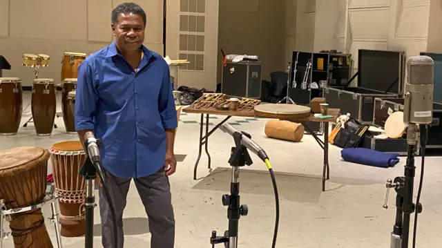 Paulinho da Costa,betnacional como jogarcamisa azul ebetnacional como jogarpé,betnacional como jogarestúdiobetnacional como jogargravação com microfones e instrumentos musicais