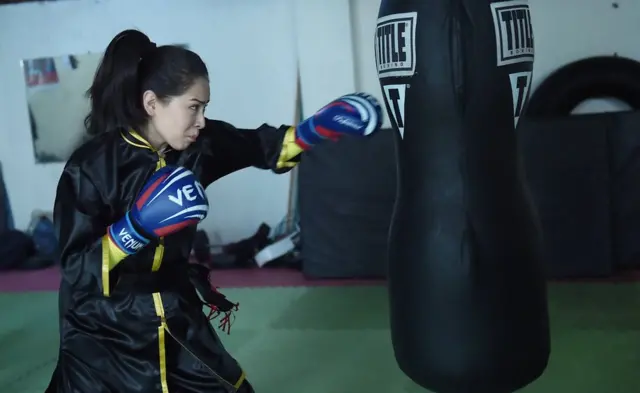 29 Ocak’ta çekilen fotoğraflarda kadınlar hem açık havada hem de spor salonunda ders alırken gözüküyor.