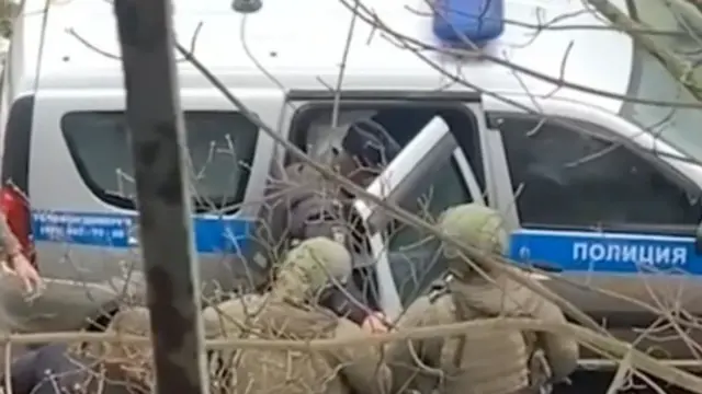 Окуя болгон мектепке келген күч кызматкерлери