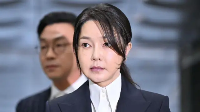 韓国・ソウル中央地方裁判所に出廷した尹前大統領夫人の金建希氏。黒いスーツに白いブラウスを着て、黒髪を後ろで束ねている