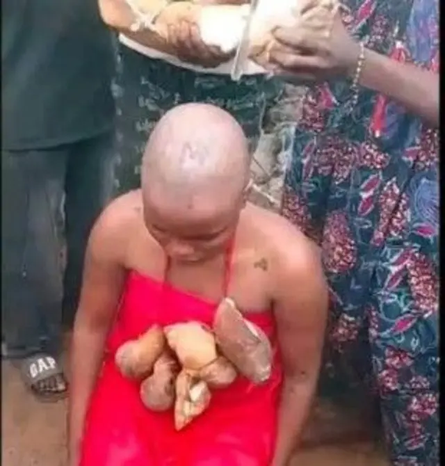 Wọn n se etutu fun Wasila, o ro asọ pupa mọ aya, o so ọpọ iakrahun igbin mọ aya, o kunlẹ, ti wọn si n fa irun ori rẹ