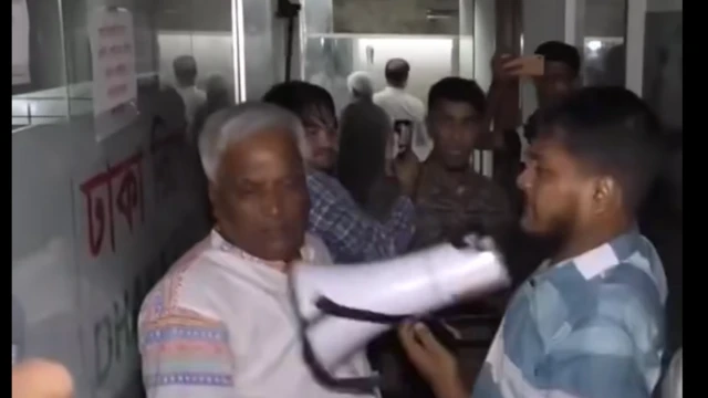 ঘটনার সময় হ্যান্ডমাইক দিয়ে এক ব্যক্তিকে আঘাত করতে দেখা গেছে