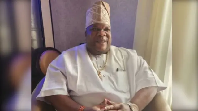 Ọba Ebenezer Akintunde Akinyẹmi, Eselu ti ilu Iselu.