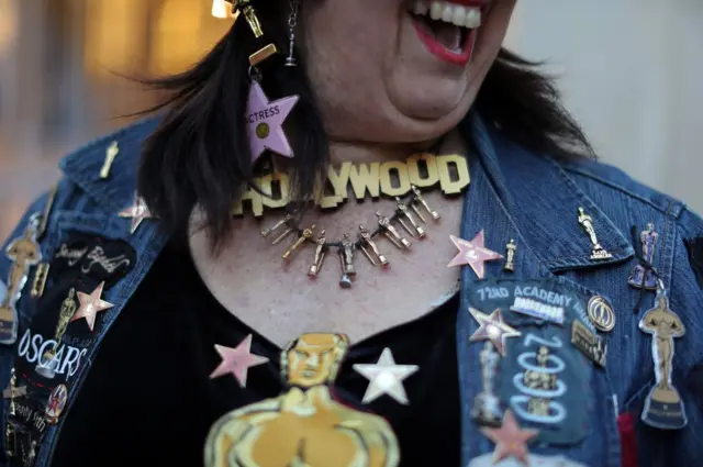 متابعة لجوائز الأوسكار تسمى فيفيان روبنسون تقف في شارع عريض خارج مسرح دولبي خلال الاستعدادات التي تسبق توزيع جوائز الأسكار بهوليوود في لوس أنجلس.