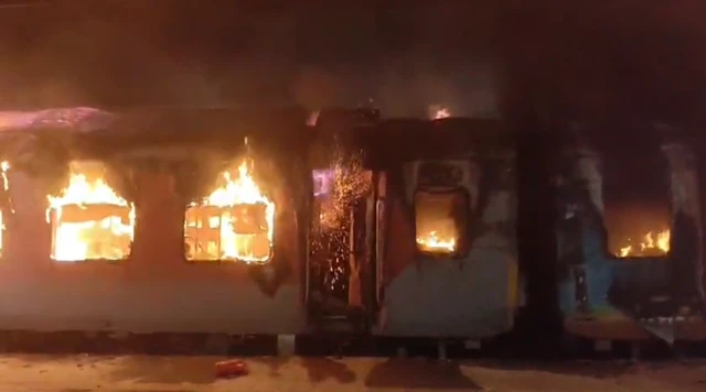 టాటా నగర్ ఎర్నాకుళం ఎక్స్‌ప్రెస్, మంటల్లో చిక్కుకున్న బోగీలు