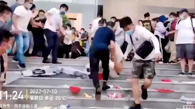 數以百計的村鎮銀行儲戶與警方對峙，並遭到身份不明的人士毆打。