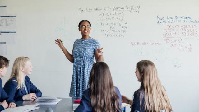 Una profesora dando clases.