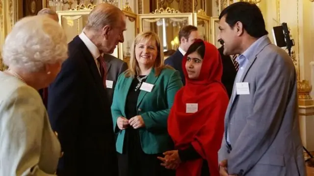 پرنس فیلیپ در سال ۲۰۱۳ با ملاله یوسف‌زی در کاخ باکینگهام دیدار کرد