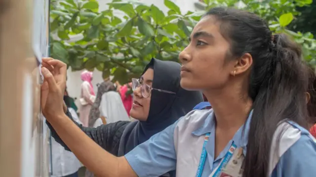 এইচএসসি পরীক্ষার ফলাফল খুঁজছে এই শিক্ষার্থী