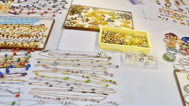 Perhiasan istri Najab