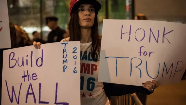 Manifestante pró-Trump na porta dos estúdios da NBC