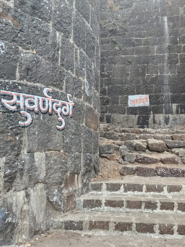 सुवर्णदुर्गाचं प्रवेशद्वार