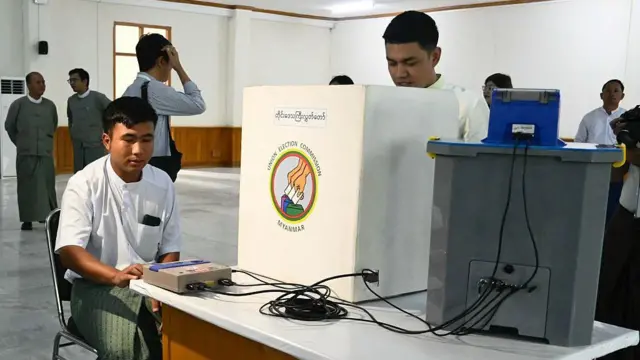 နေပြည်တော်မှာ မဲပေးစက်စမ်းသပ်နေတဲ့မြင်ကွင်း