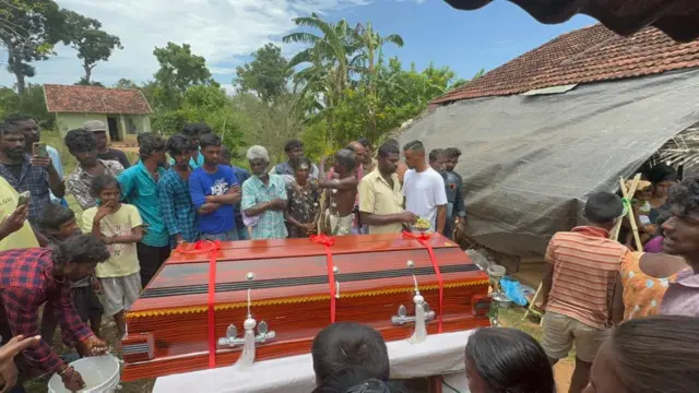 මියගිය පුද්ගලයාට යුද හමුදා සාමාජිකයින් පහරදී ඇති බවත් එම පහරදීමෙන් අනතුරුව එම පුද්ගලයා මියගොස් ඇති බවටත් පසුව මළ සිරුර වැවට දමන්නට ඇති බවටත් ප්‍රදේශවාසීන් චෝදනා කරයි.