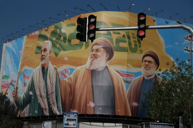بیلبوردی که تصاویر قاسم سلیمانی و حسن نصرالله نشان میدهد