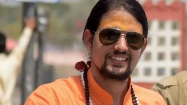 ఎఫ్ఐఆర్‌లో నరేంద్ర గిరి శిష్యుడు ఆనంద్‌గిరిపై ఆరోపణలు చేశారు.