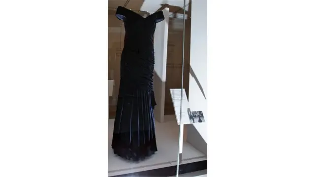 Gaun malam beludru rancangan Victor Edelstein yang mengesankan glamor dan kemandirian dan dikenakan Diana saat berdansa dengan John Travolta pada 1985.